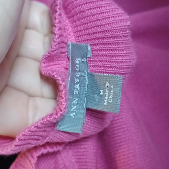 Ann Taylor v-neck silk/Cashmere sweater size M pink/magenta, 19" PTP, 24"L - Picture 5 of 7